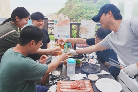 BBQ 만찬을 즐기는 임직원